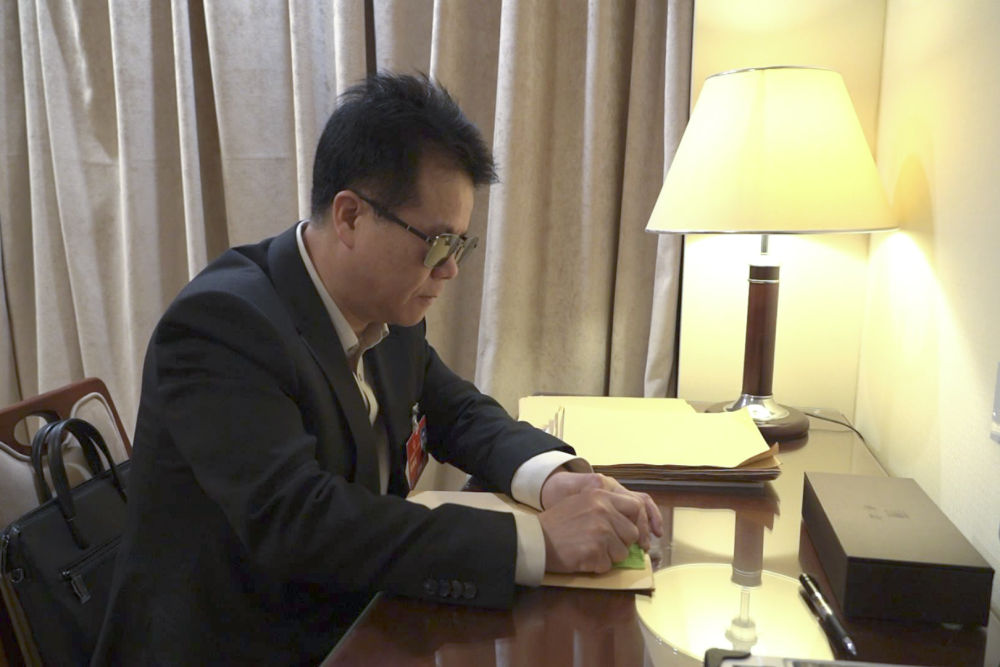 On March 7, 2023, Wang Yongcheng wrote suggestions on Braille paper in the station room. Photo by Xinhua News Agency reporter Zhang Xinxin