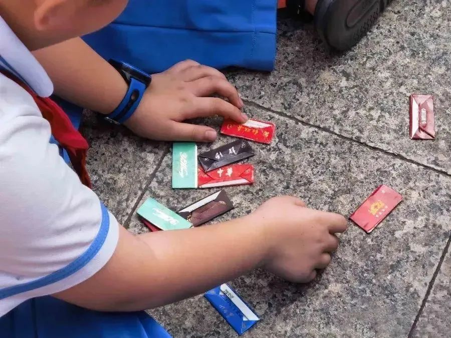 Primary school students are obsessed with "cigarette cards", and businesses take the opportunity to sell cigarettes and advocate banning the game.