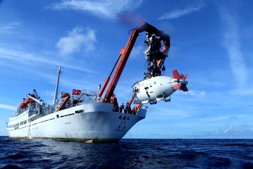 In the Western Pacific Ocean, the Jiaolong manned submersible leaves the Xiangyanghong 09 scientific research vessel and prepares to enter the water for the final dive of China Ocean 38 (photo taken on June 13, 2017). Xinhua News Agency reporter Liu Shiping, photo taken