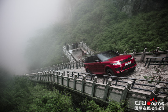 Boundless Land Rover Range Rover Sport Edition presents the all-terrain strength of luxury sport SUV _fororder_image008.