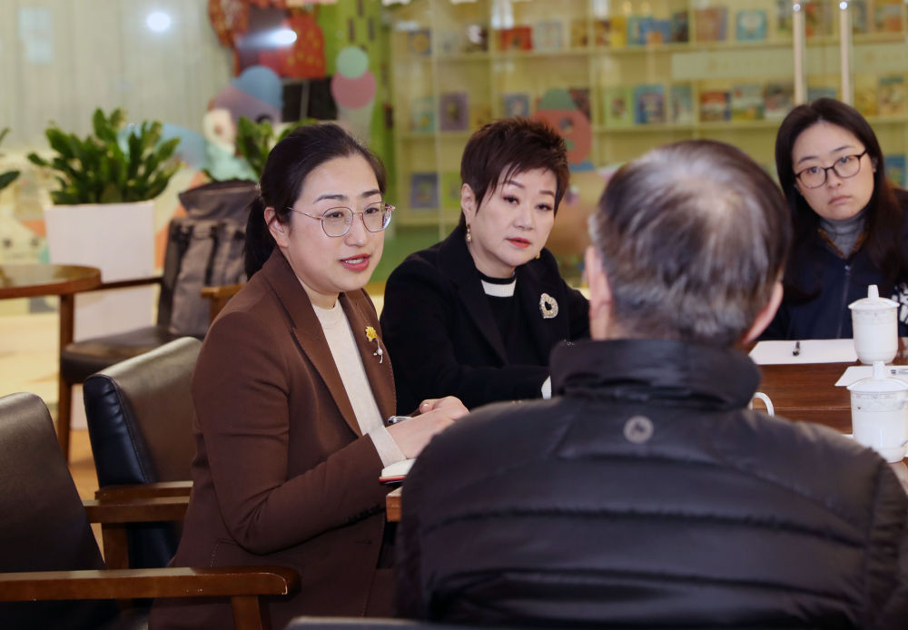 On February 17, 2023, at the Gubei Civic Center on Hongqiao Street in Shanghai, Sheng Hong (first from left), a representative of the National People's Congress, and representatives of residential areas discuss issues related to community service functions. Photo by Liu Ying, a reporter from Xinhua News Agency